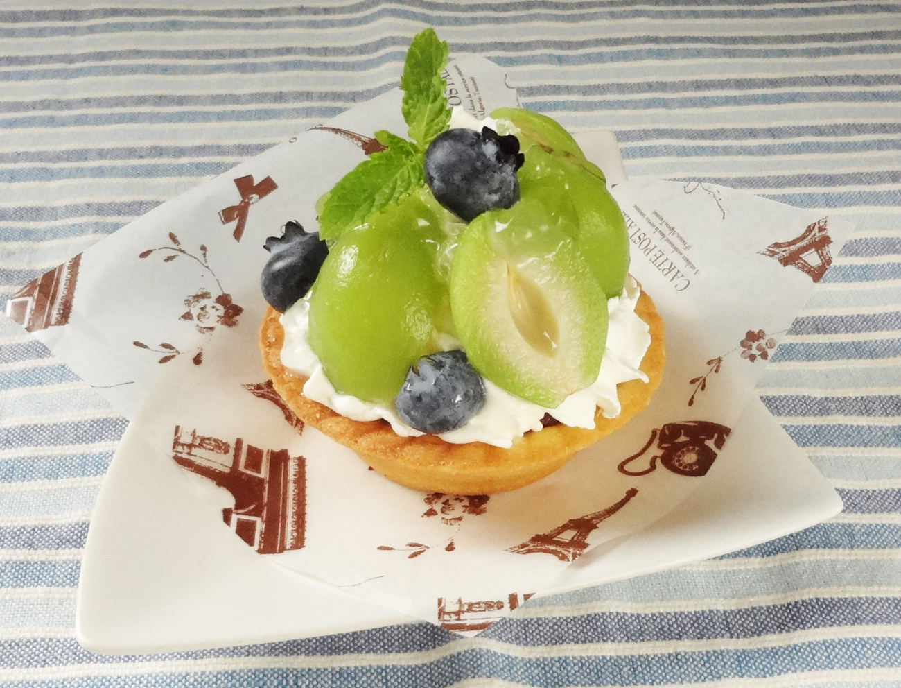 若桃とブルーベリーのタルト